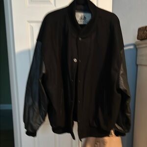 Casual Black Bomber Jacket with Long Sleeves and Relaxed Fit